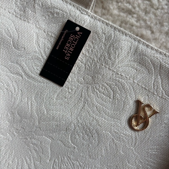 Victoria Secret White Floral Square Bag, New with Tags - Picture 6 of 9